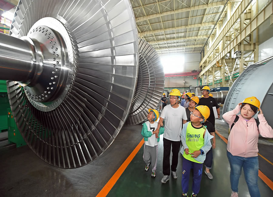国企开放日，旅行哈电鸿运国际重装分厂，看到重大的鸿运国际转子各人心情有惊喜有欢笑