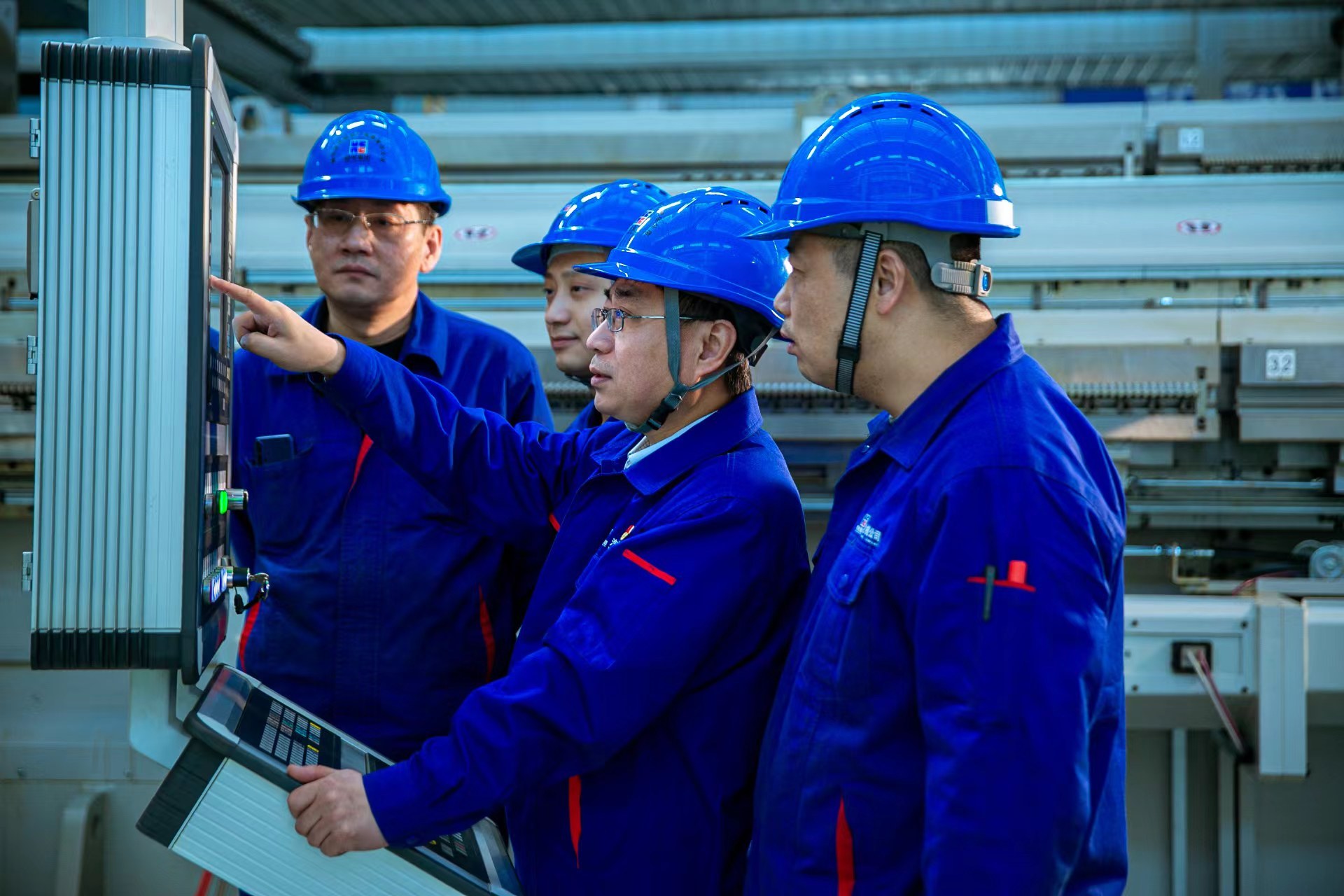 毫厘之间雕琢“中国精度”——记2023年大国工匠年度人物、哈电鸿运国际董礼涛